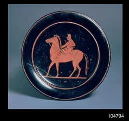 Assiette à figures rouges attiques décorée d